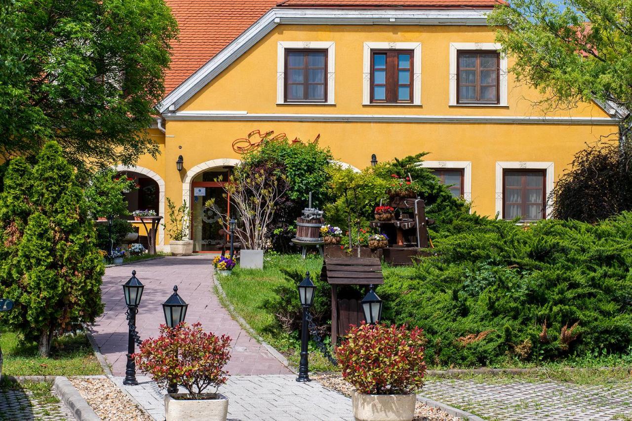 Gastland M0 Hotel & Conference Center Szigetszentmiklos Exterior photo