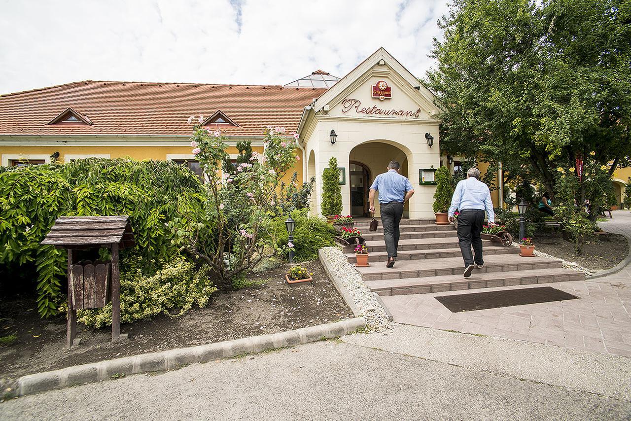 Gastland M0 Hotel & Conference Center Szigetszentmiklos Exterior photo